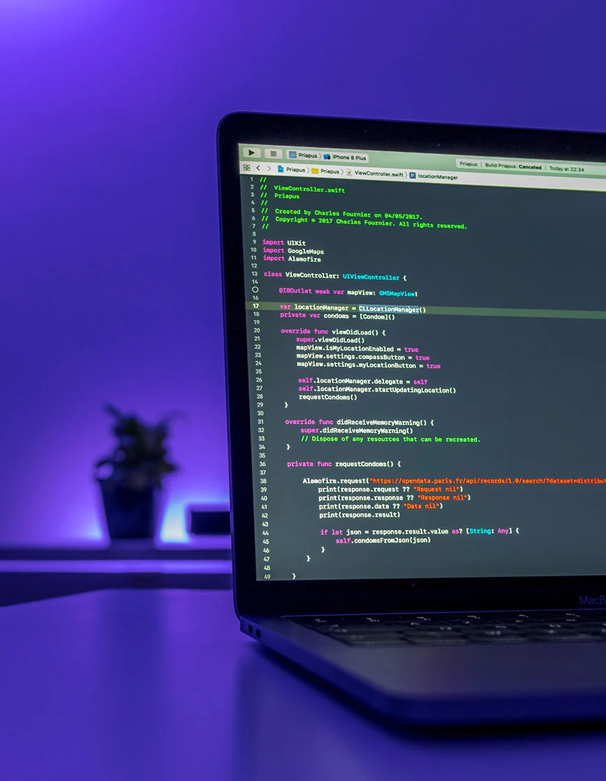 Laptop with Coding on Screen kontakt