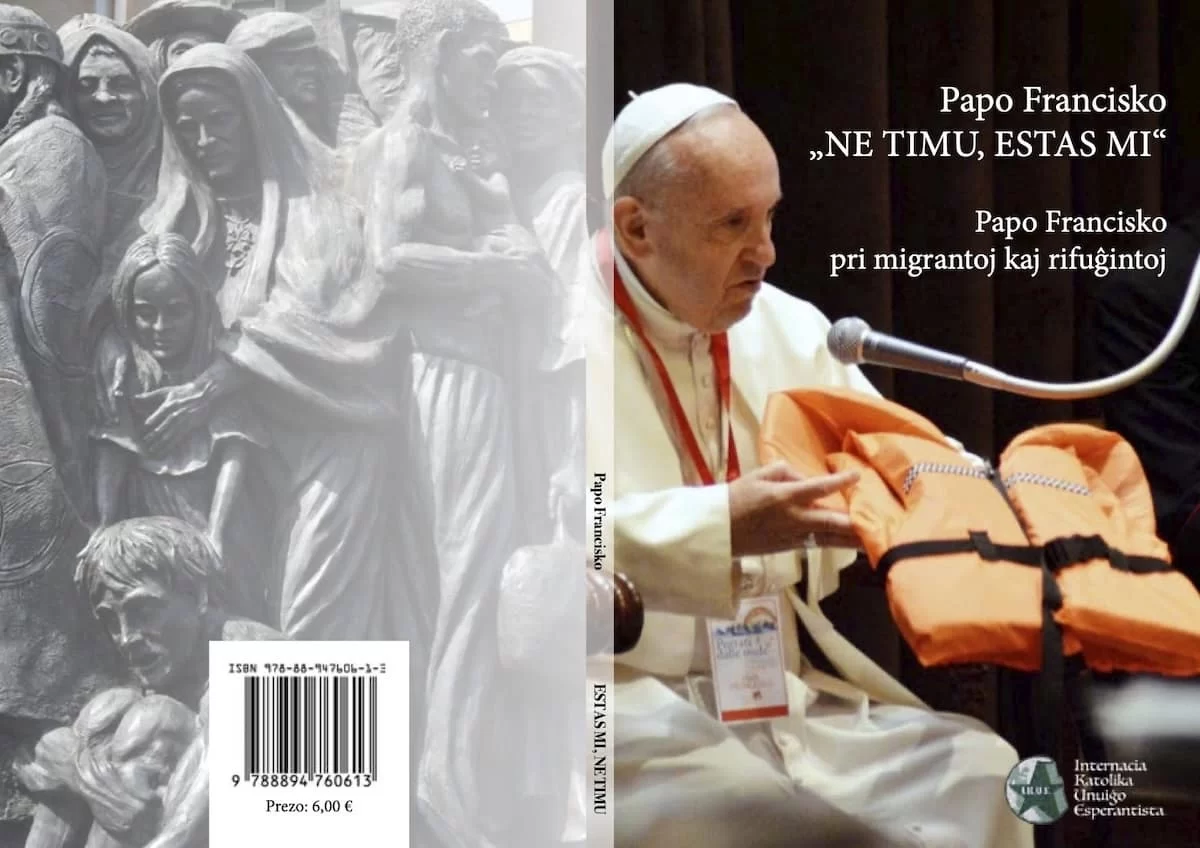 Naslovnica i hrbat knjige "Ne timu, estas mi" – Papo Francisko pri migrantoj kaj rifuĝintoj, izdanje IKUE-a